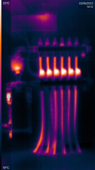 Filling and commissioning underfloor heating (termal camera image)